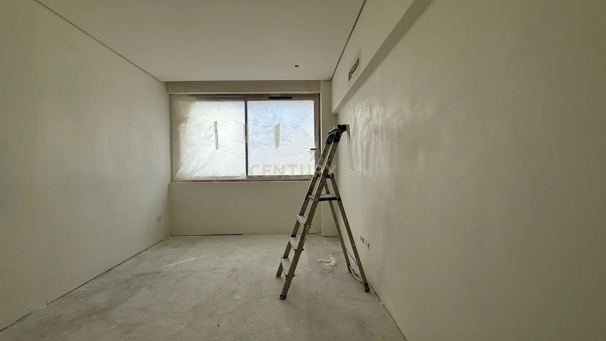 Apartamento T2 totalmente remodelado com varanda- 1º andar - Image 5